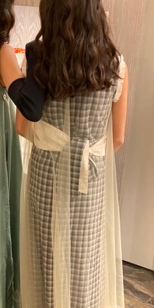 Grey chequeres